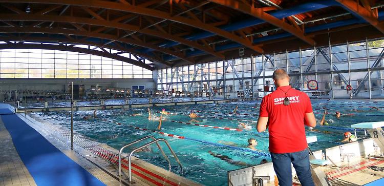 «Muffa e ragnatele»: ecco perché il Comune ha chiuso la piscina