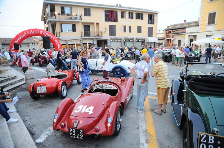Ruote d'epoca, folla in paese
