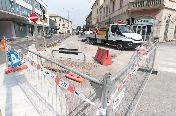 Maxi cantiere, via Dante prende forma