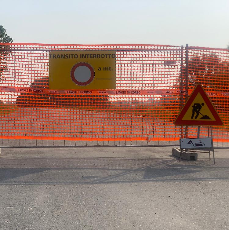 Monticelli, via conca appena riaperta e già chiusa: 6 mesi