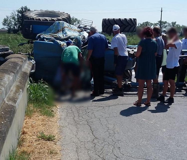 Urtato da un furgone, trattore si ribalta