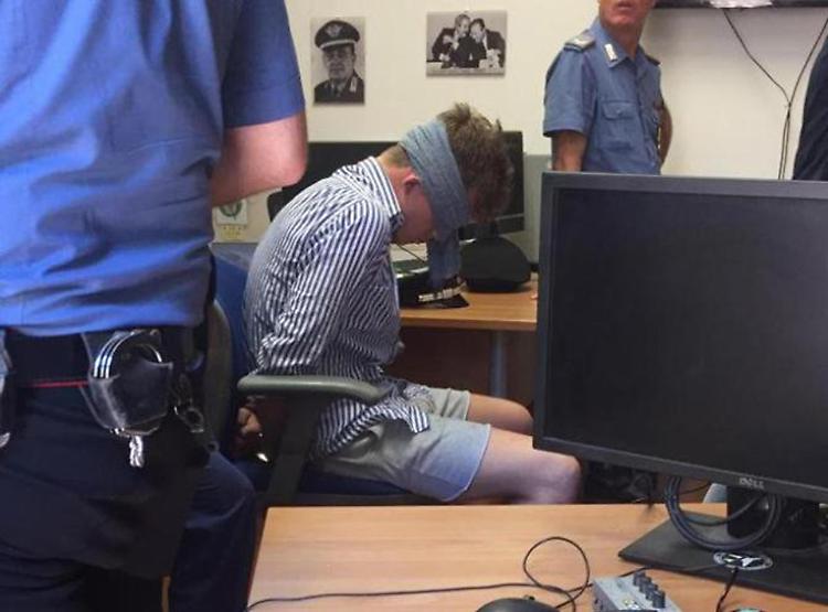 Carabiniere ucciso, foto shock del ragazzo bendato in caserma