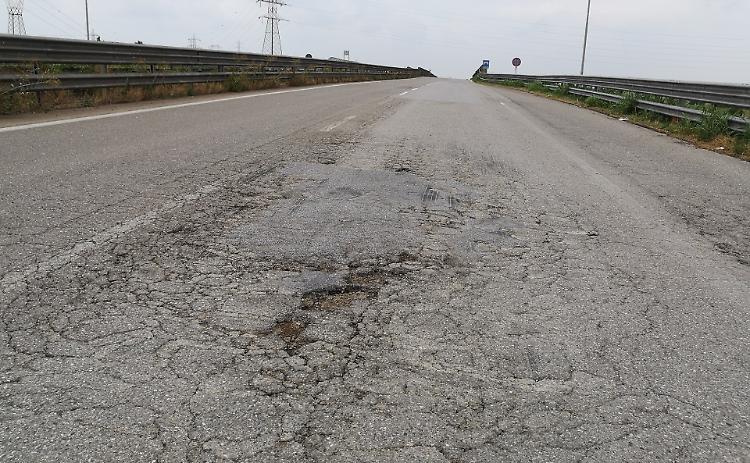 Peduncolo,  «Rifate l’asfalto, non è sicuro»