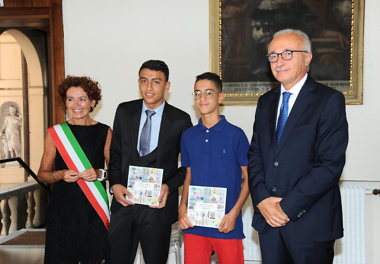 Cittadinanza italiana, cerimonia e poi "gli insulti e le prepotenze"