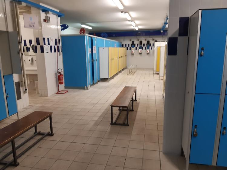 Un giorno in piscina: acqua ok, male il prato. Spogliatoi bocciati