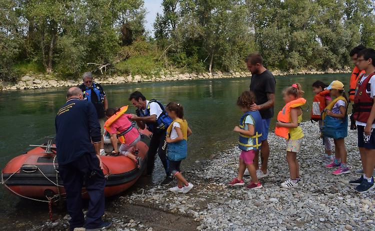 In gommone sull’Adda, protezione civile con i bimbi