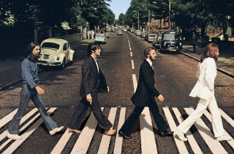 Beatles, i 50 anni di Abbey Road: uno scatto realizzato quasi per caso, la foto diventa leggenda