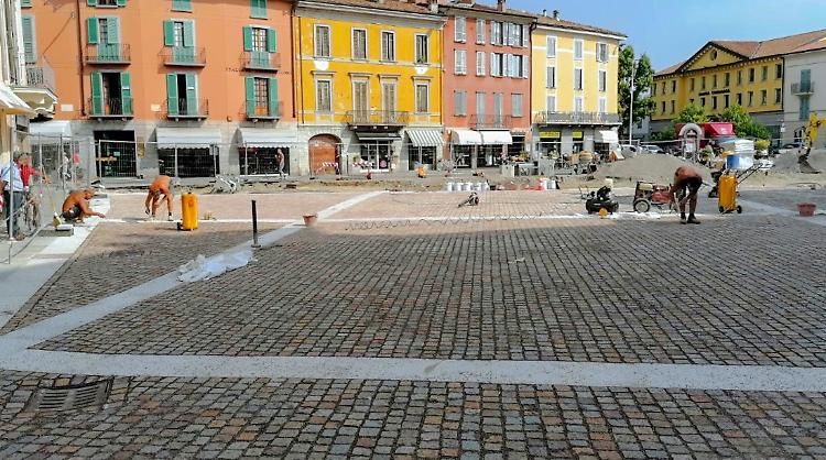 Piazza Garibaldi, passerelle per entrare nei negozi