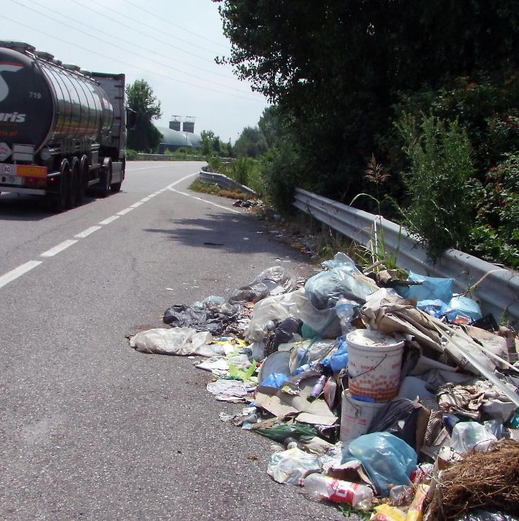 Sulla bretella della provinciale 591, tornano gli abbandoni di rifiuti
