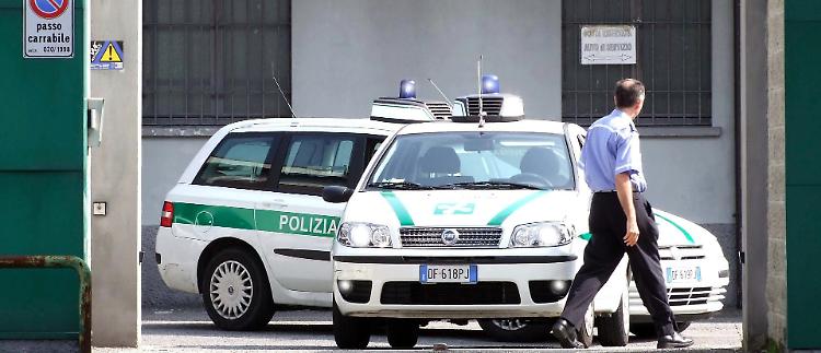 Gli chiedono i documenti, aggredisce un vigile