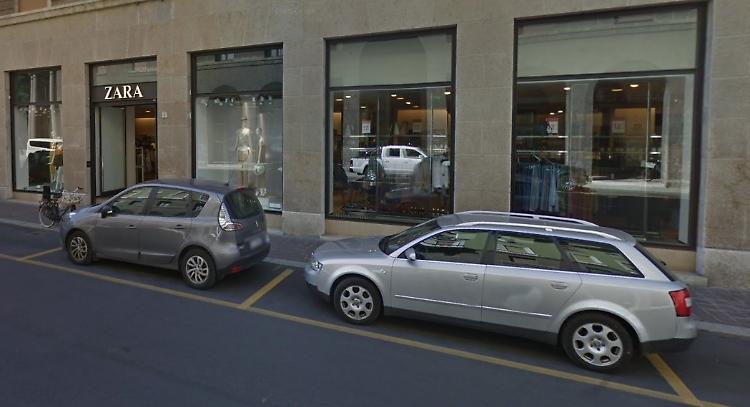 Ruba da Zara e aggredisce l'addetto alla sicurezza, presa