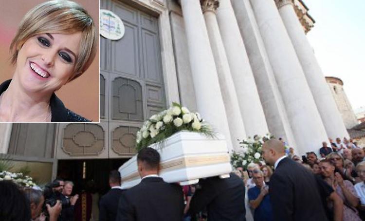 In centinaia per salutare Nadia:  «È entrata nel cuore di tutti perché  autentica»