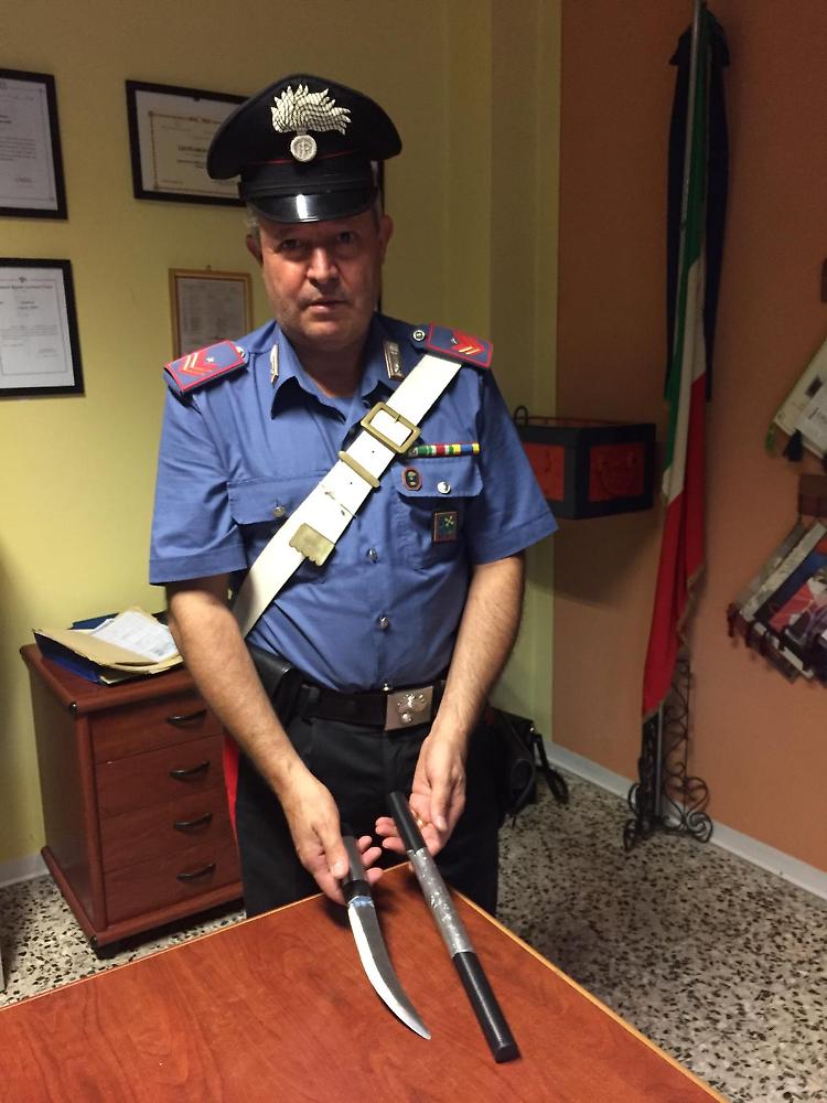 Gira con un coltello in auto, denunciato
