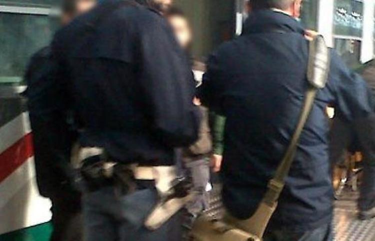 Sul treno senza biglietto,  donna aggredisce poliziotto