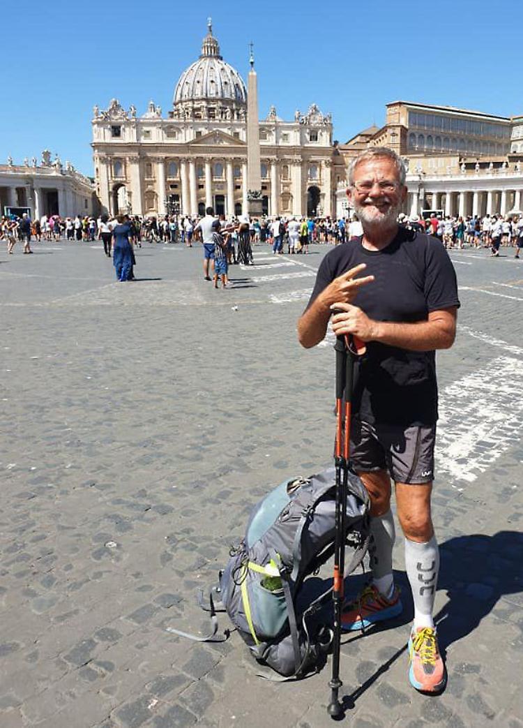 L’impresa del tedoforo, a piedi 2.200 km sulla Via Francigena