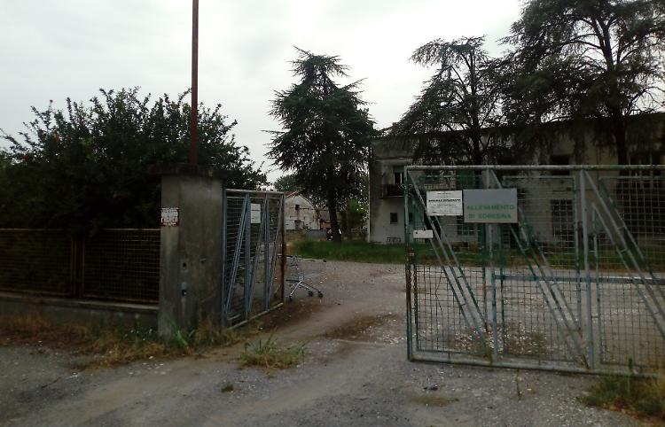 Nelle ex porcilaie due auto e targhe rubate