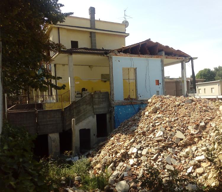 Oratorio: sicurezza a rischio, demolizione fermata