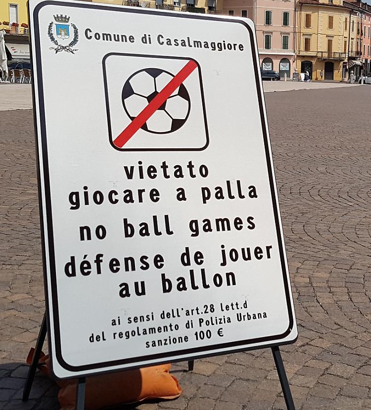 A Casalmaggiore vietato giocare con la palla nelle piazze: sei d'accordo?