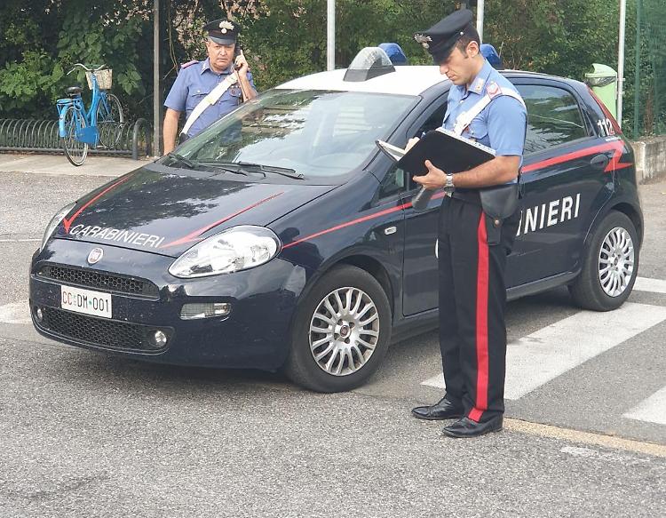 Chiedono denaro per il telefonino rubato, arresto e dununcia