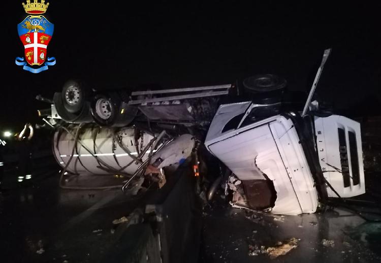 Autobotte si ribalta, Paullese chiusa