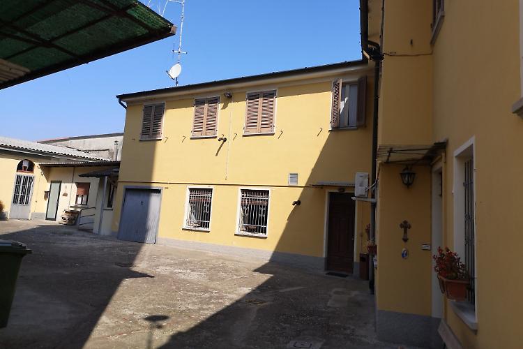 Maltempo, saetta sulla canonica. Strage di piante