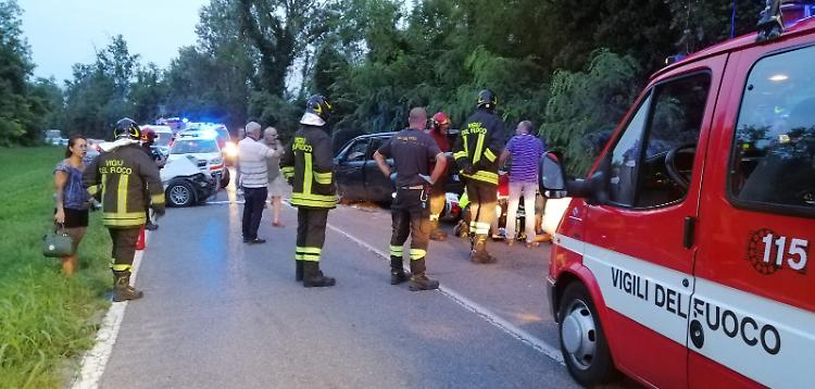 Violento scontro frontale, tre bambini tra i feriti