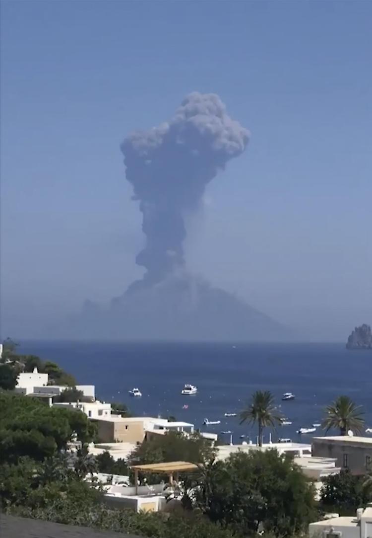 Esplosione e nuova eruzione a Stromboli