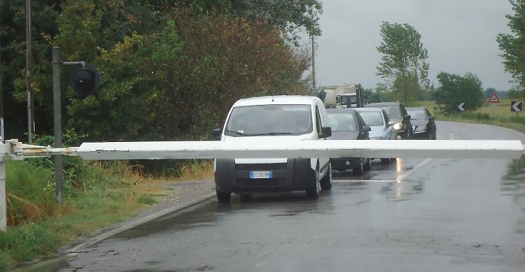 Via quattro passaggi a livello, storica firma tra Comune e Rfi