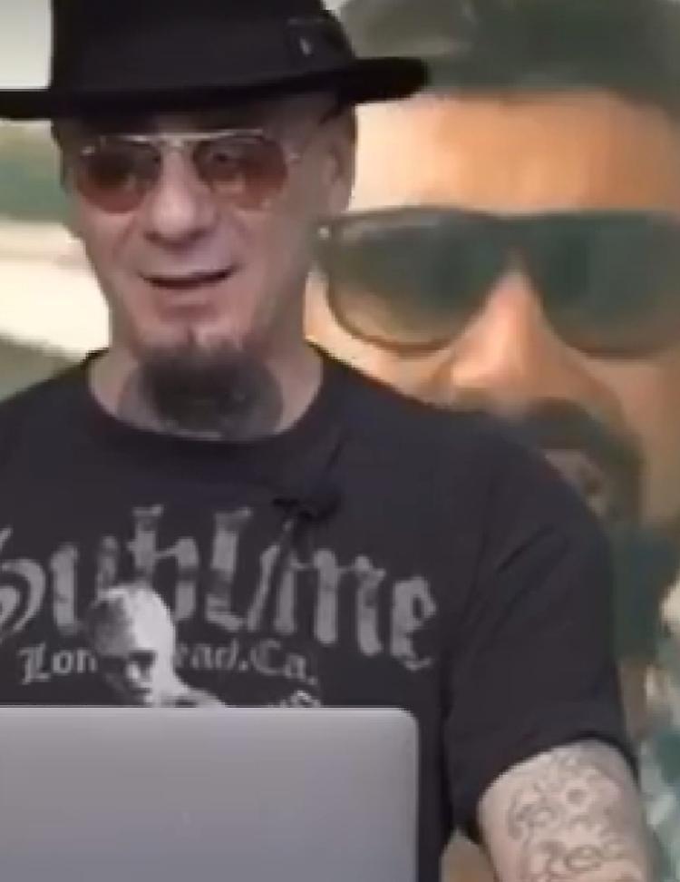 La parodia 'Playa Contadina' consacrata dal rapper J-Ax