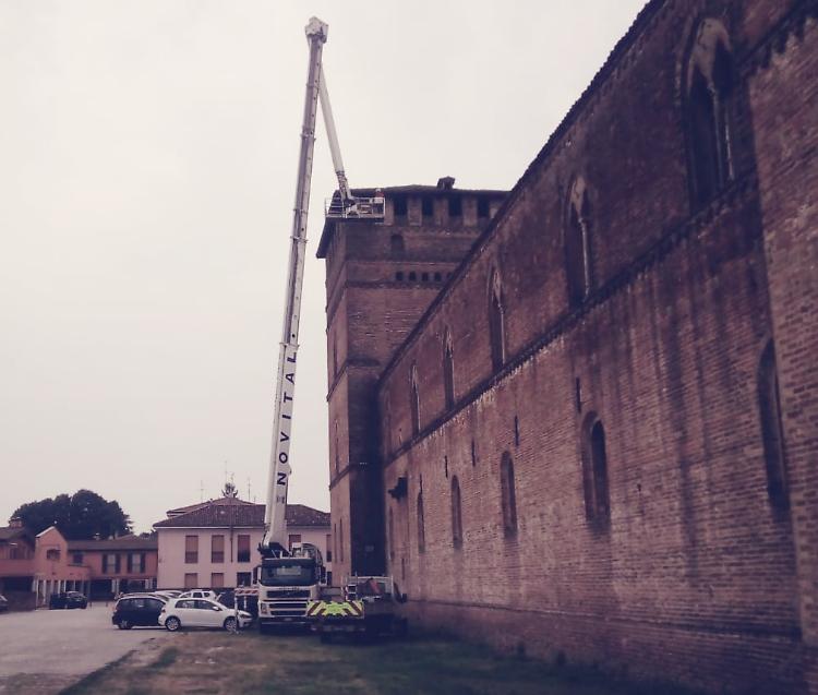 Il tetto fa acqua, lavori sulla torre del castello