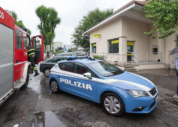 Poste, boato e danni. Si riapre a dicembre