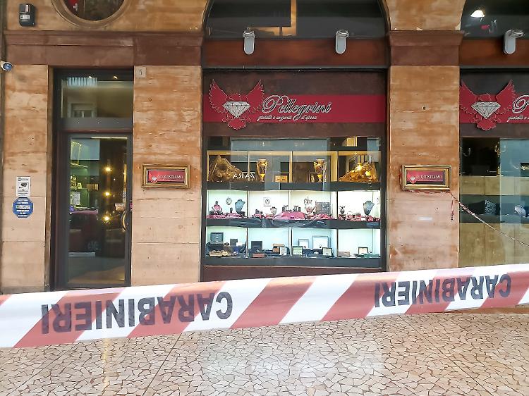 La rapina da Pellegrini: è stato tentato omicidio