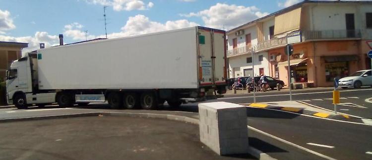 Camion in contromano, paura alla rotatoria Penny 