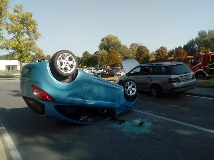 Scontro, auto ribaltata: paura per una 19enne e un 50enne