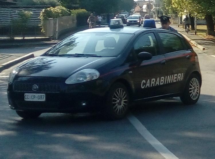 Bmw sospetta intercettata dai carabinieri, era rubata