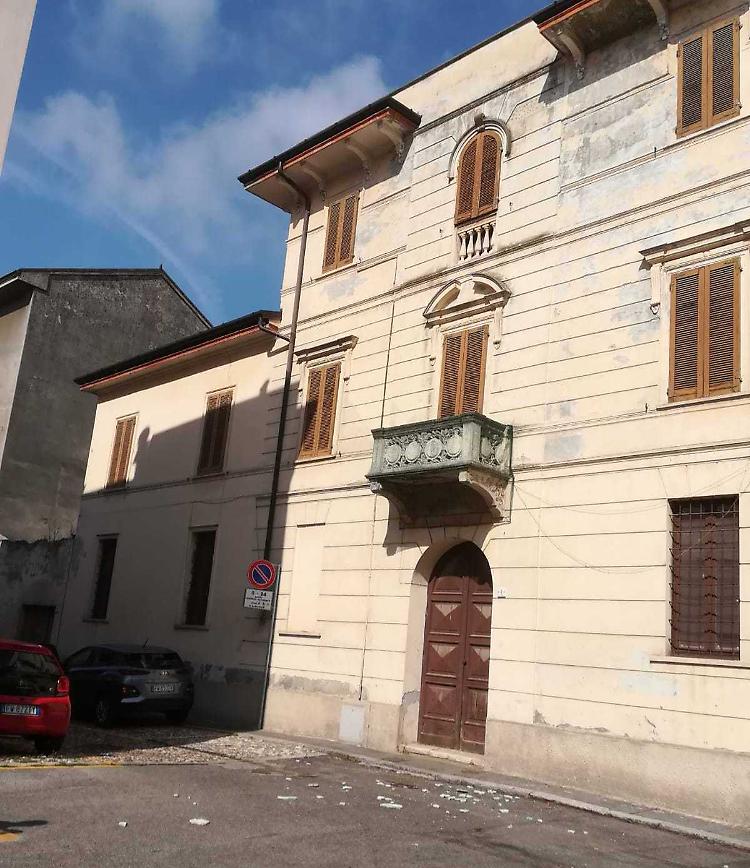 Dal palazzo cadono calcinacci, vigili del fuoco in azione