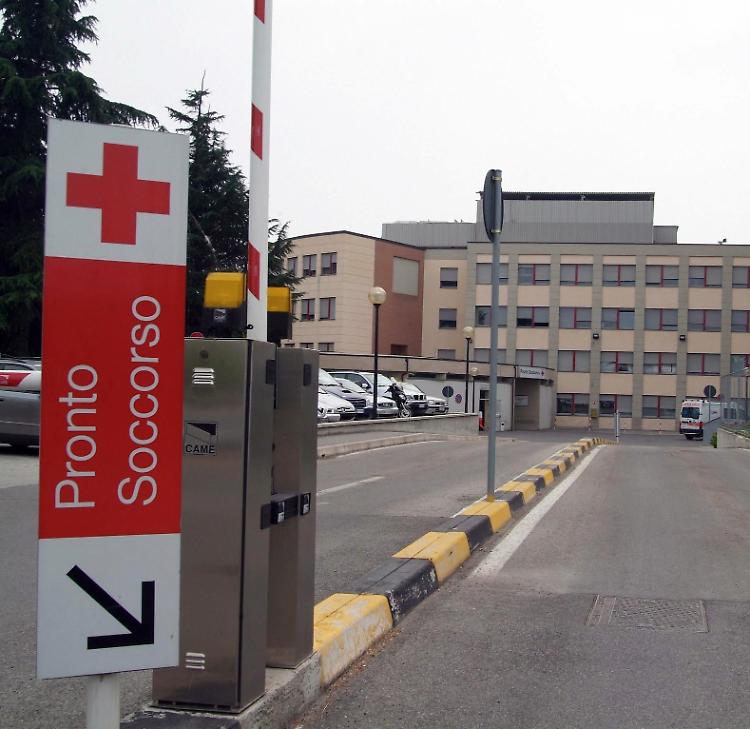 Si ribalta con l'auto, una 46enne in ospedale