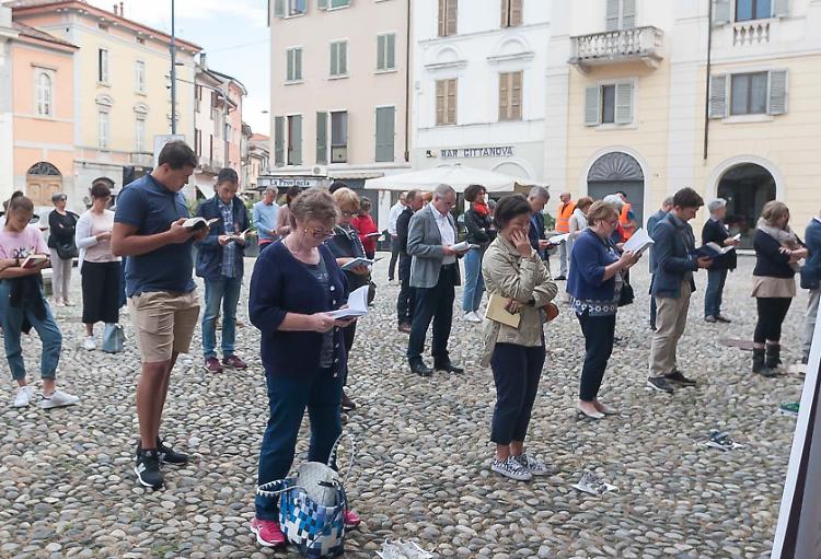 Le sentinelle in piedi: «No all’aiuto al suicidio»