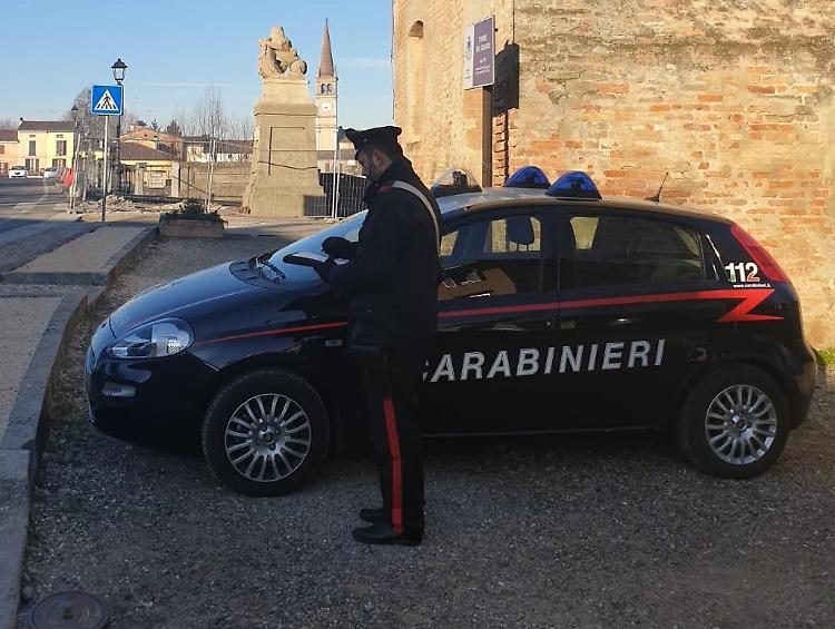Pedinamenti, insulti e aggressioni fisiche alla ex: arrestato 65enne
