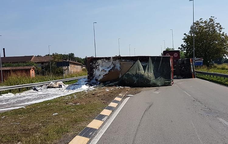 Si ribalta rimorchio, caos traffico sulla Giuseppina