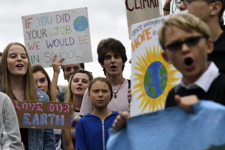  Clima, Greta simula una estinzione di massa davanti alla Casa Bianca