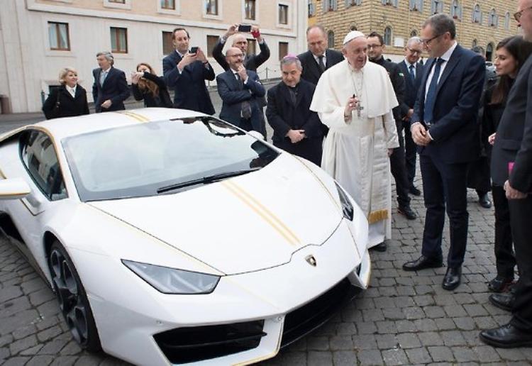Papa: 900mila euro per vendita asta 'sua' Lamborghini