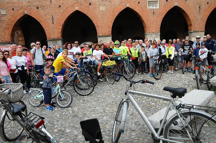 Avis, in centinaia alla pedalata solidale