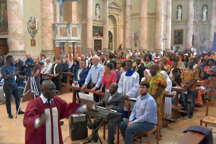 Ghanesi in festa, il vescovo: 'Basta con il prima noi'