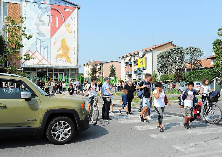 I genitori: «Pericolo all’uscita». Il sindaco li bacchetta