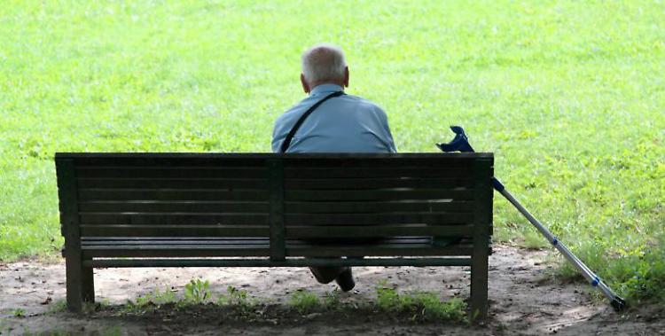 «Aiutiamo quel novantenne solo»