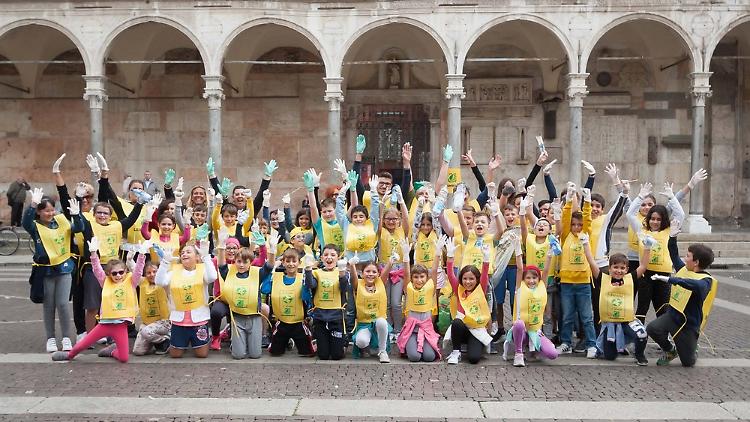 I bambini puliscono dove gli adulti sporcano