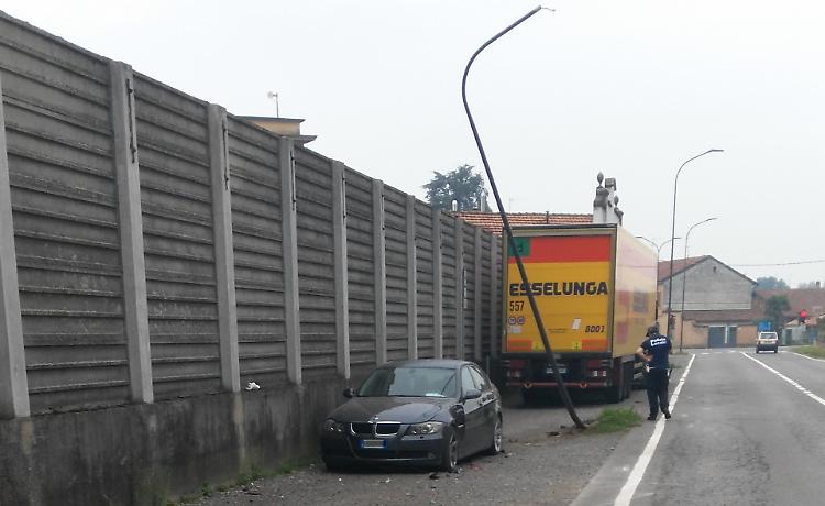 Scontro, danni e fuga: scoperto, multa da 1.500 euro