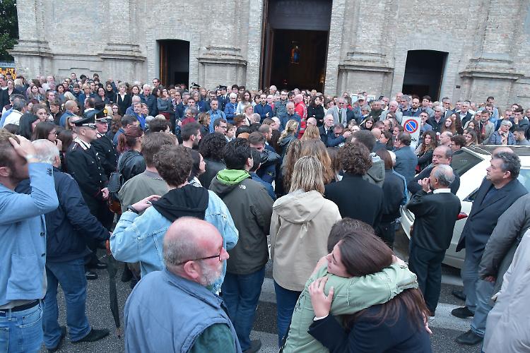 Un fiume di gente per l'ultimo saluto a Marco