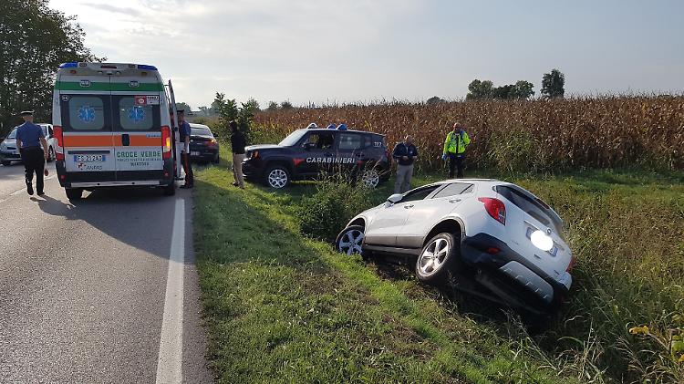 Esce di strada con l'auto, ferita la conducente